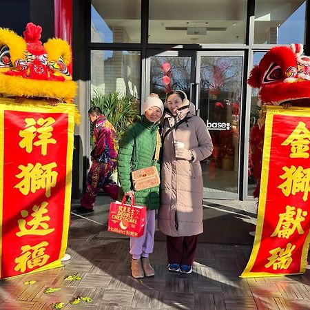 Base-Beijing Wangfujing Serviced Apartment- In Hutong &Bike Rental &Close To Forbidden City, Tian'Anmen Square &Subway Nearby &Free Coffee &Washing Machine,Kitchen &Restaurant Discount &English Speaking &High Speed Free Wifi Dış mekan fotoğraf Chinese New Year celebrations at the shopping centre in 2018