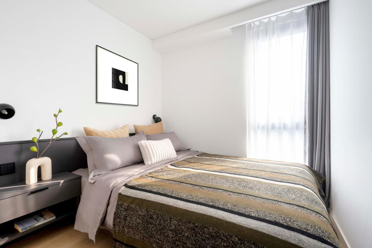 Base-Beijing Wangfujing Serviced Apartment- In Hutong &Bike Rental &Close To Forbidden City, Tian'Anmen Square &Subway Nearby &Free Coffee &Washing Machine,Kitchen &Restaurant Discount &English Speaking &High Speed Free Wifi Dış mekan fotoğraf A bedroom
