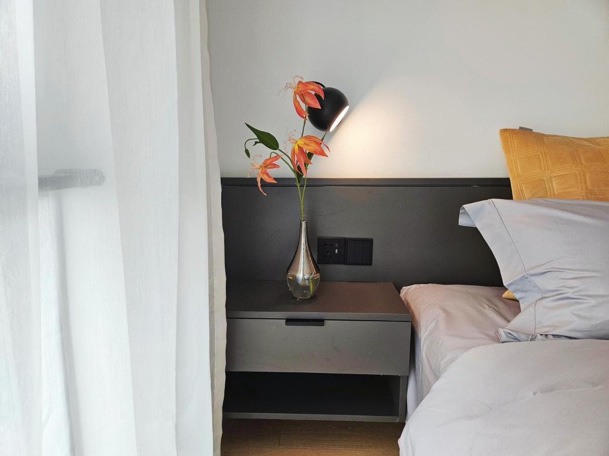 Base-Beijing Wangfujing Serviced Apartment- In Hutong &Bike Rental &Close To Forbidden City, Tian'Anmen Square &Subway Nearby &Free Coffee &Washing Machine,Kitchen &Restaurant Discount &English Speaking &High Speed Free Wifi Dış mekan fotoğraf A bedside table