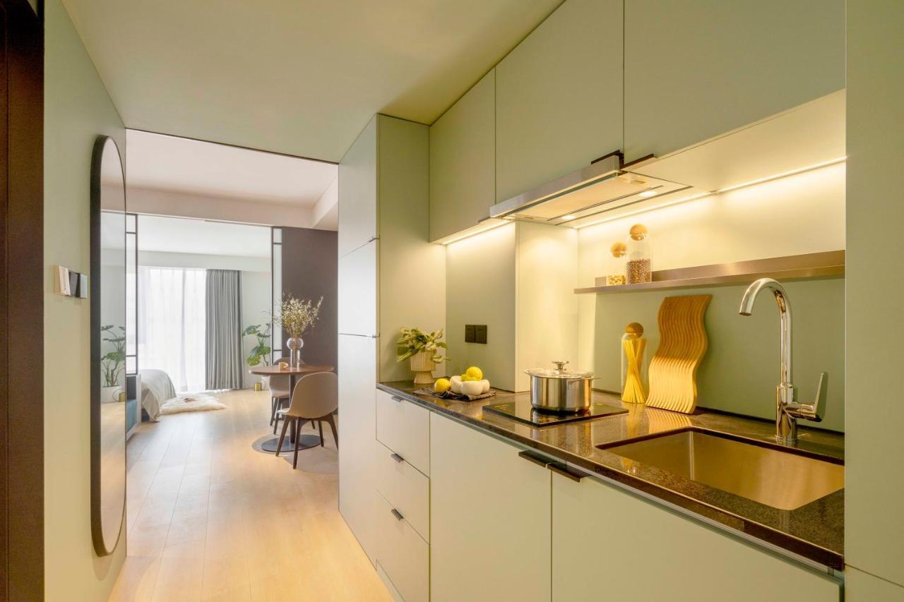 Base-Beijing Wangfujing Serviced Apartment- In Hutong &Bike Rental &Close To Forbidden City, Tian'Anmen Square &Subway Nearby &Free Coffee &Washing Machine,Kitchen &Restaurant Discount &English Speaking &High Speed Free Wifi Dış mekan fotoğraf Kitchen