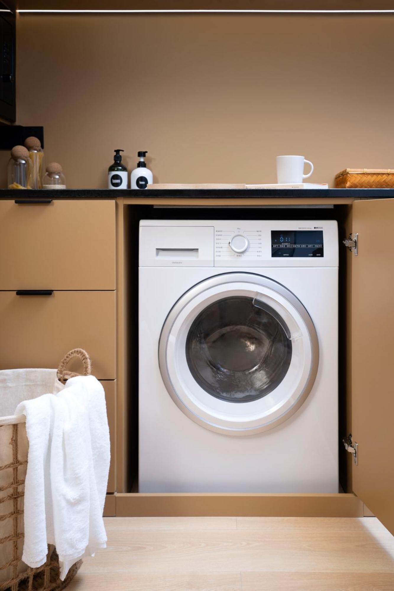 Base-Beijing Wangfujing Serviced Apartment- In Hutong &Bike Rental &Close To Forbidden City, Tian'Anmen Square &Subway Nearby &Free Coffee &Washing Machine,Kitchen &Restaurant Discount &English Speaking &High Speed Free Wifi Dış mekan fotoğraf A front-loading washing machine
