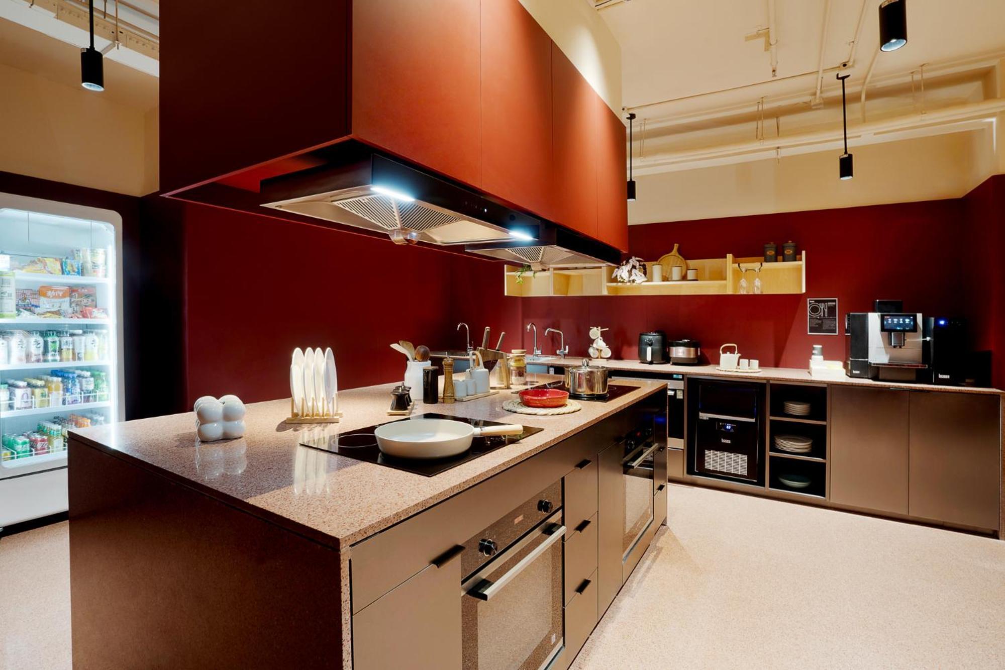 Base-Beijing Wangfujing Serviced Apartment- In Hutong &Bike Rental &Close To Forbidden City, Tian'Anmen Square &Subway Nearby &Free Coffee &Washing Machine,Kitchen &Restaurant Discount &English Speaking &High Speed Free Wifi Dış mekan fotoğraf A typical kitchen