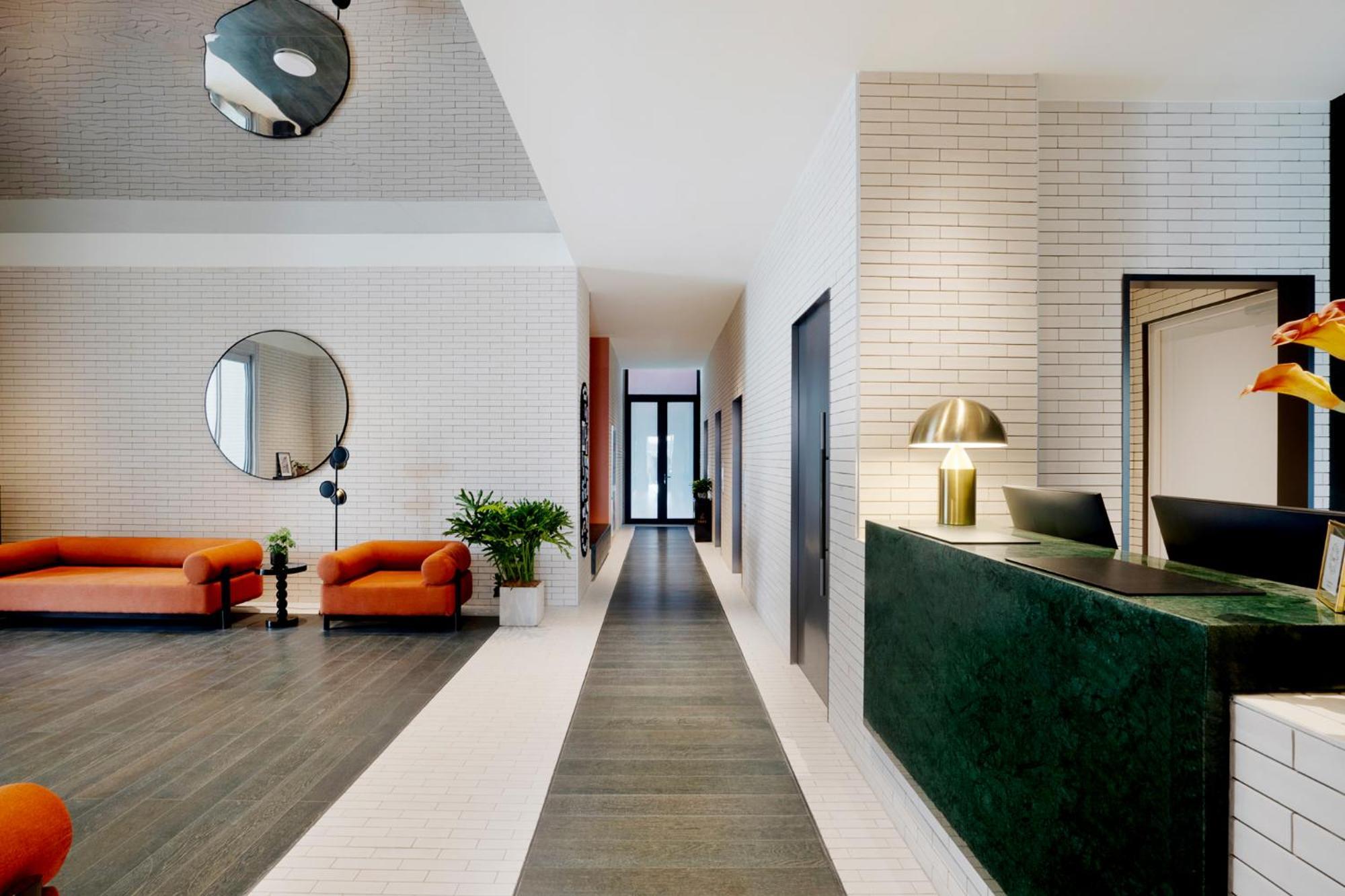 Base-Beijing Wangfujing Serviced Apartment- In Hutong &Bike Rental &Close To Forbidden City, Tian'Anmen Square &Subway Nearby &Free Coffee &Washing Machine,Kitchen &Restaurant Discount &English Speaking &High Speed Free Wifi Dış mekan fotoğraf The lobby of 100 East 53rd Street