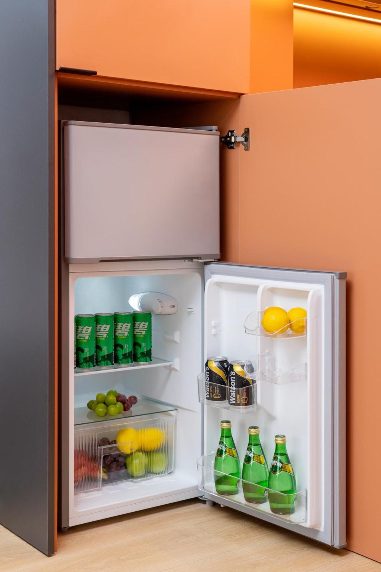 Base-Beijing Wangfujing Serviced Apartment- In Hutong &Bike Rental &Close To Forbidden City, Tian'Anmen Square &Subway Nearby &Free Coffee &Washing Machine,Kitchen &Restaurant Discount &English Speaking &High Speed Free Wifi Dış mekan fotoğraf A refrigerator