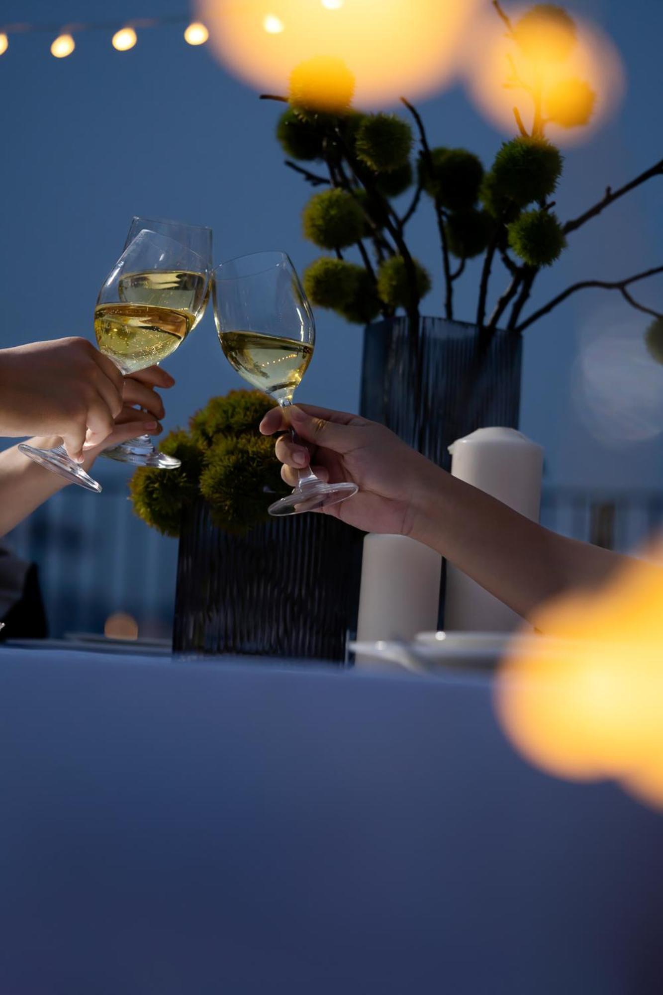 Base-Beijing Wangfujing Serviced Apartment- In Hutong &Bike Rental &Close To Forbidden City, Tian'Anmen Square &Subway Nearby &Free Coffee &Washing Machine,Kitchen &Restaurant Discount &English Speaking &High Speed Free Wifi Dış mekan fotoğraf Wine glasses