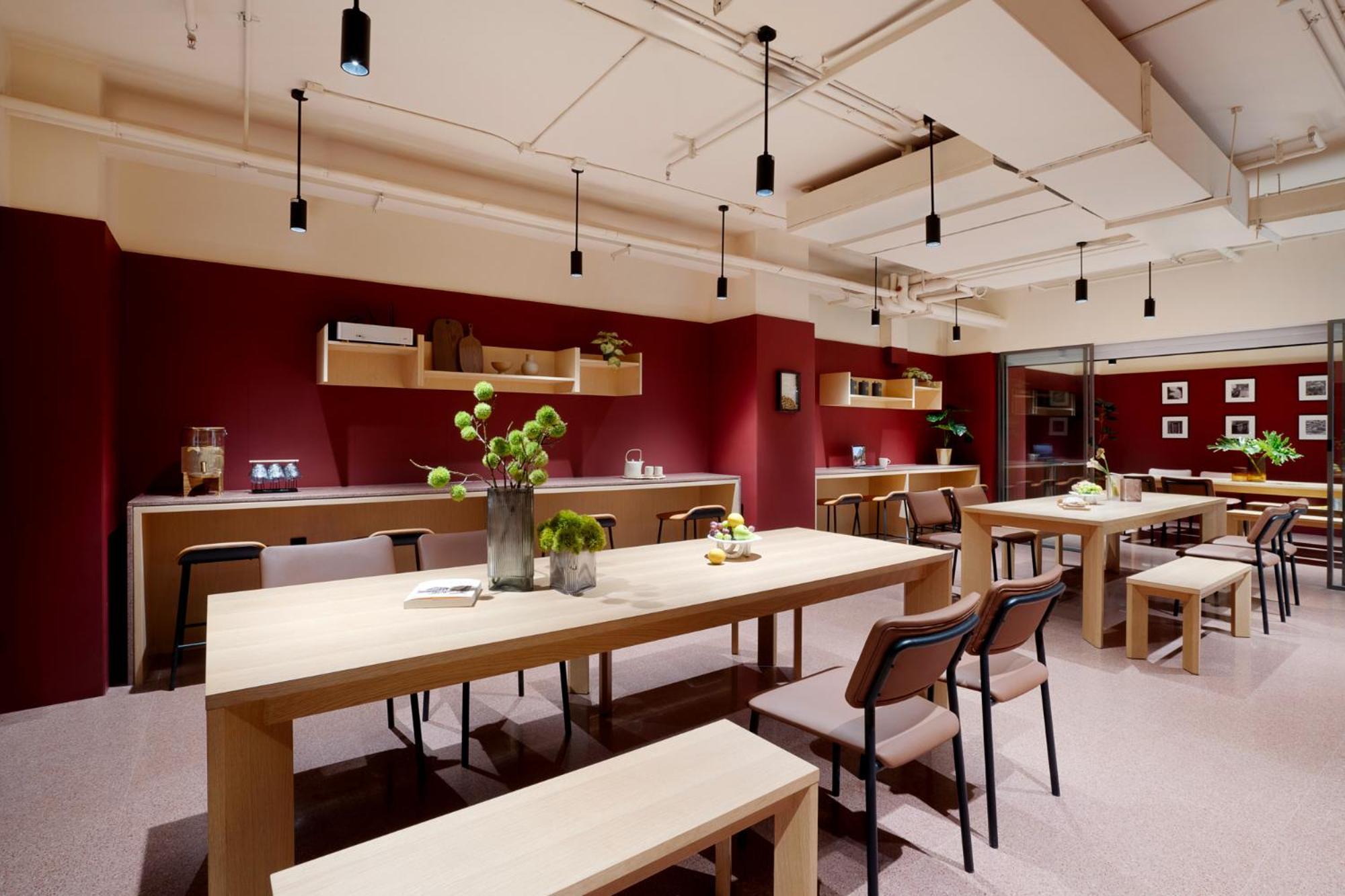 Base-Beijing Wangfujing Serviced Apartment- In Hutong &Bike Rental &Close To Forbidden City, Tian'Anmen Square &Subway Nearby &Free Coffee &Washing Machine,Kitchen &Restaurant Discount &English Speaking &High Speed Free Wifi Dış mekan fotoğraf The lounge at Hong Kong International Airport