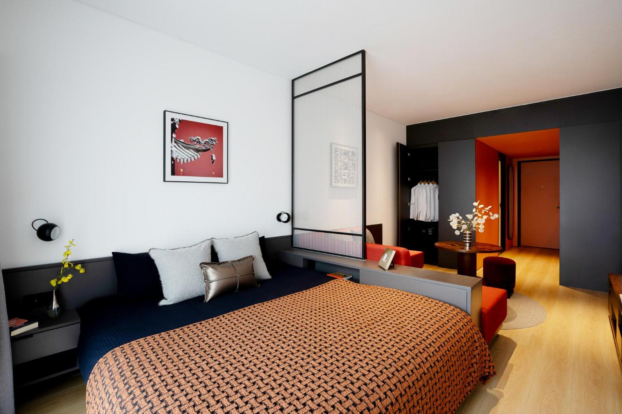 Base-Beijing Wangfujing Serviced Apartment- In Hutong &Bike Rental &Close To Forbidden City, Tian'Anmen Square &Subway Nearby &Free Coffee &Washing Machine,Kitchen &Restaurant Discount &English Speaking &High Speed Free Wifi Dış mekan fotoğraf A room at the hotel