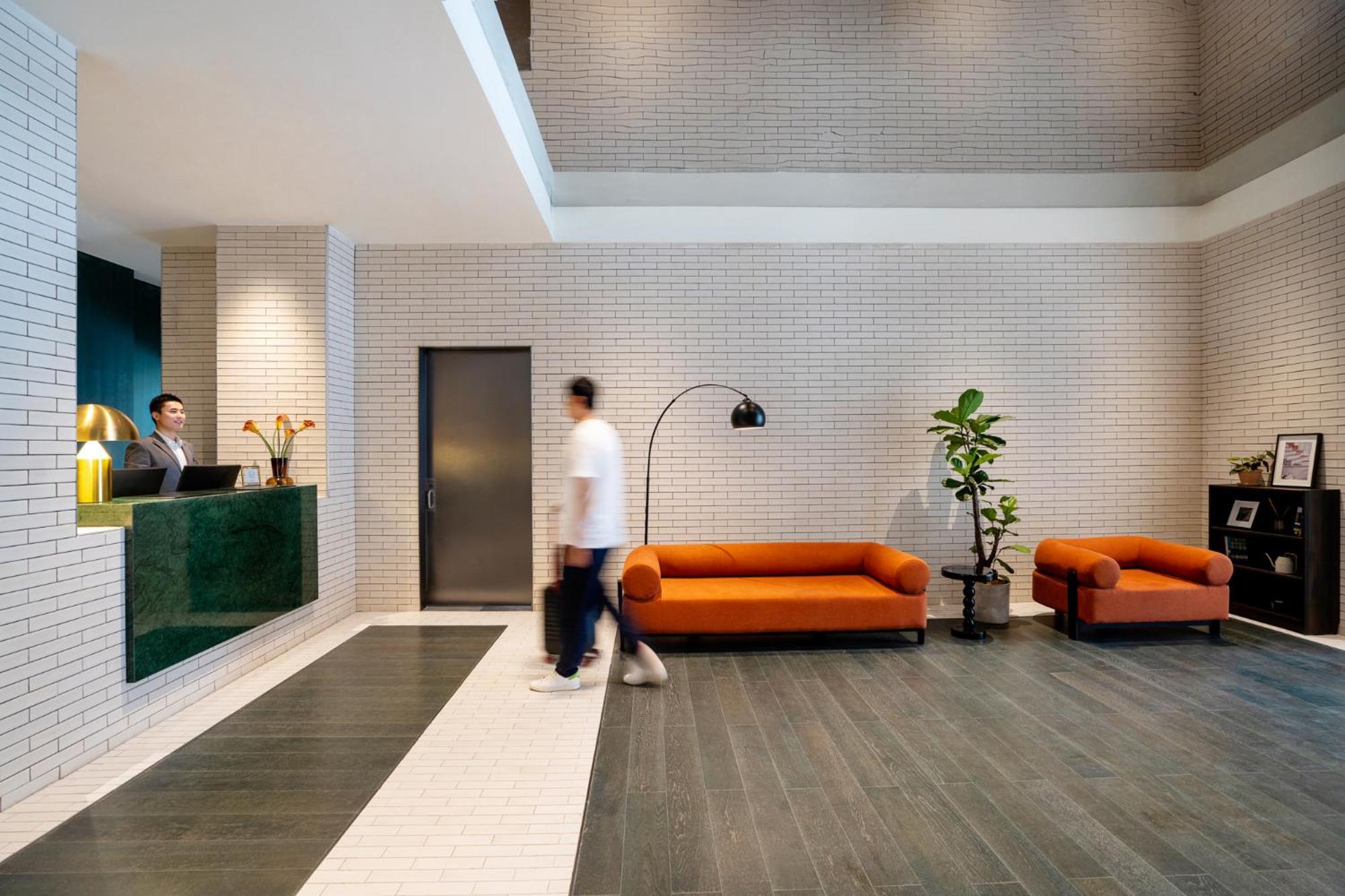 Base-Beijing Wangfujing Serviced Apartment- In Hutong &Bike Rental &Close To Forbidden City, Tian'Anmen Square &Subway Nearby &Free Coffee &Washing Machine,Kitchen &Restaurant Discount &English Speaking &High Speed Free Wifi Dış mekan fotoğraf The lobby of the hotel