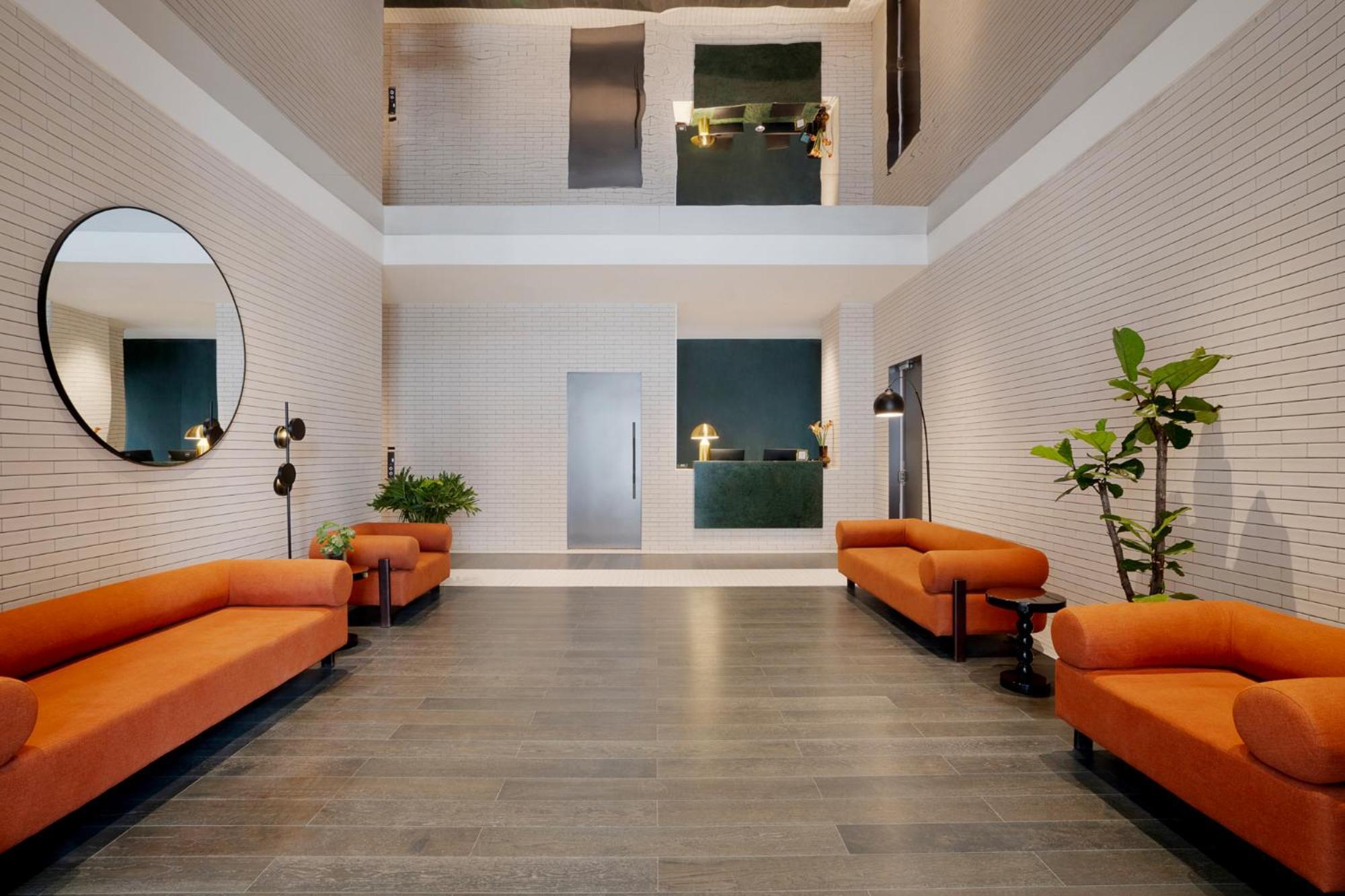 Base-Beijing Wangfujing Serviced Apartment- In Hutong &Bike Rental &Close To Forbidden City, Tian'Anmen Square &Subway Nearby &Free Coffee &Washing Machine,Kitchen &Restaurant Discount &English Speaking &High Speed Free Wifi Dış mekan fotoğraf The lobby of the hotel