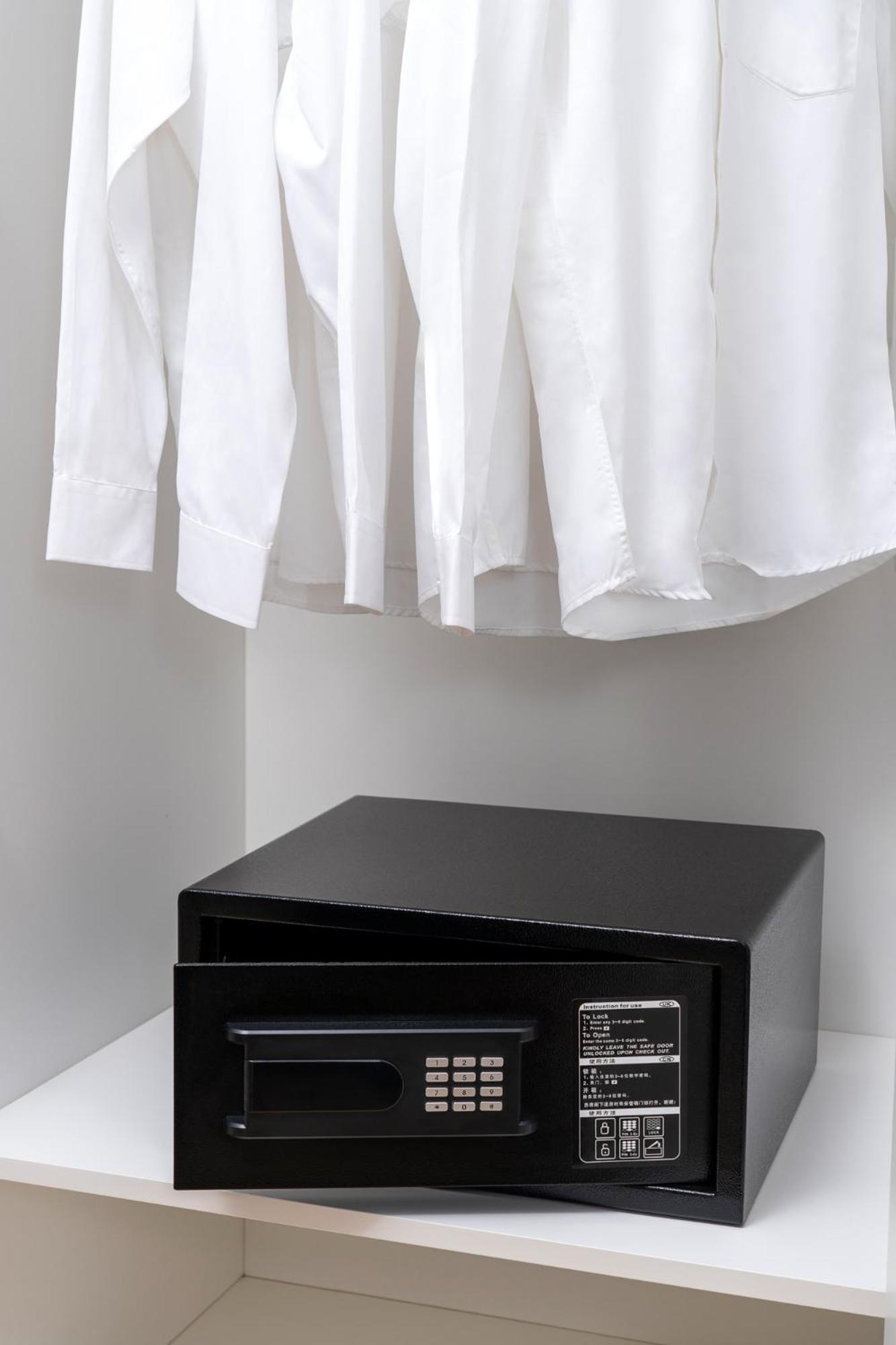 Base-Beijing Wangfujing Serviced Apartment- In Hutong &Bike Rental &Close To Forbidden City, Tian'Anmen Square &Subway Nearby &Free Coffee &Washing Machine,Kitchen &Restaurant Discount &English Speaking &High Speed Free Wifi Dış mekan fotoğraf A shirt hanging on a clothes dryer