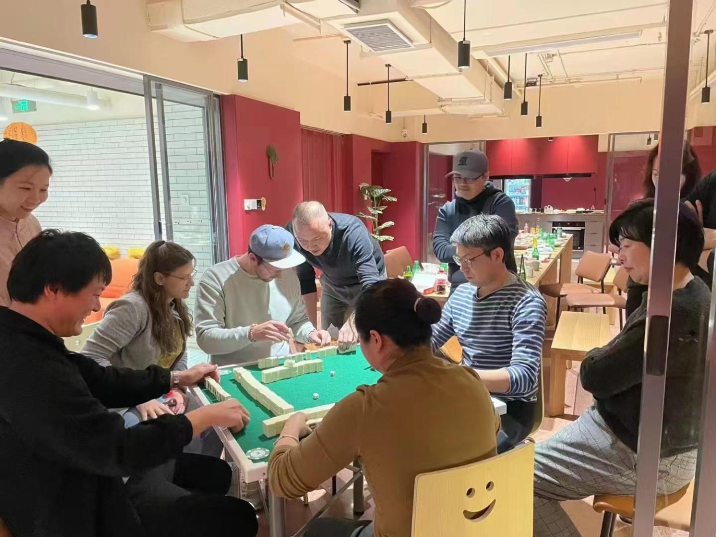 Base-Beijing Wangfujing Serviced Apartment- In Hutong &Bike Rental &Close To Forbidden City, Tian'Anmen Square &Subway Nearby &Free Coffee &Washing Machine,Kitchen &Restaurant Discount &English Speaking &High Speed Free Wifi Dış mekan fotoğraf A mahjong game in progress