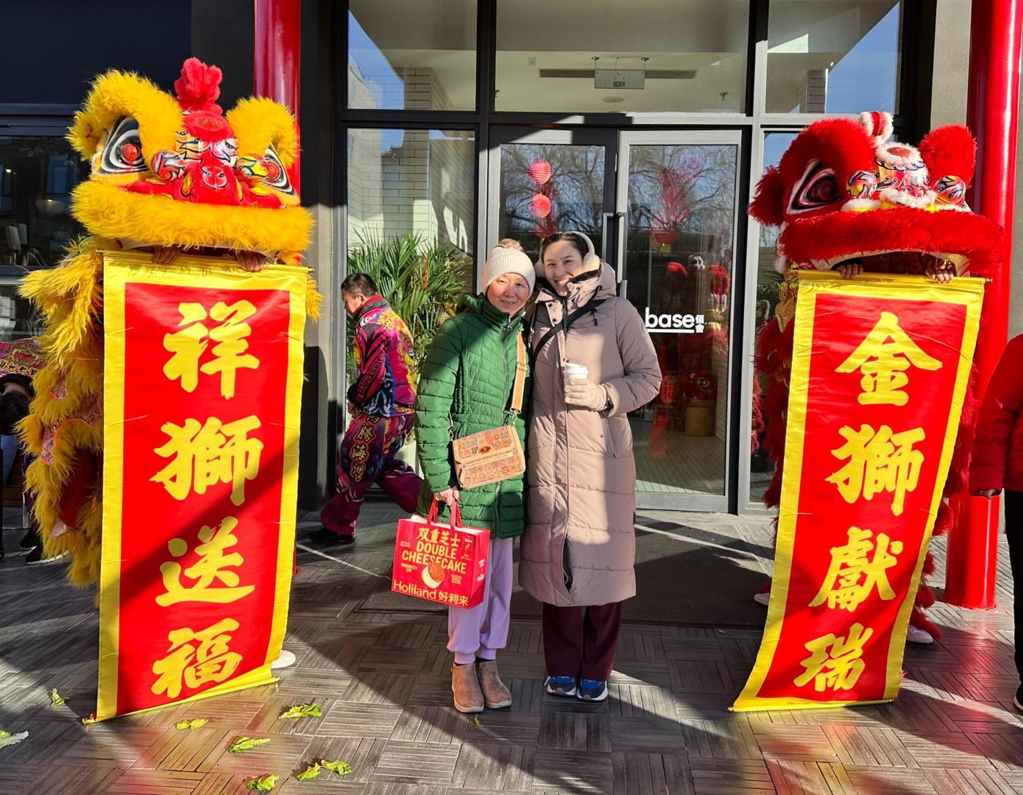 Base-Beijing Wangfujing Serviced Apartment- In Hutong &Bike Rental &Close To Forbidden City, Tian'Anmen Square &Subway Nearby &Free Coffee &Washing Machine,Kitchen &Restaurant Discount &English Speaking &High Speed Free Wifi Dış mekan fotoğraf Chinese New Year celebrations at the shopping centre in 2018